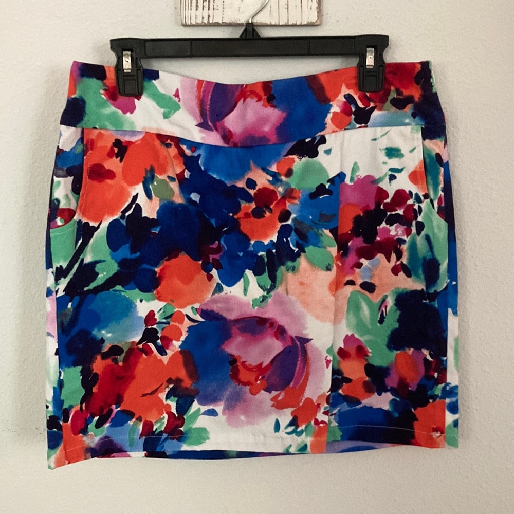 Cute floral skirt with shorts, pockets, and a side zipper size Petite Large.